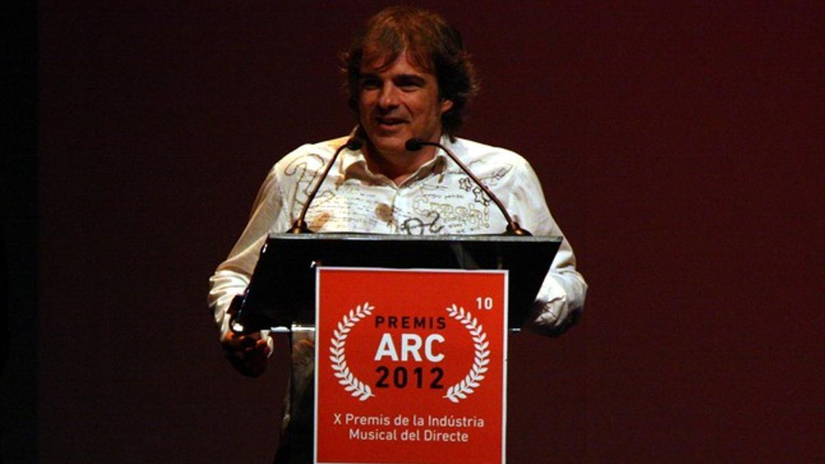 Joan Pérez, responsable de Faktoria, recogiendo el premio de ARC a la mejor sala del país este lunes en Barcelona.