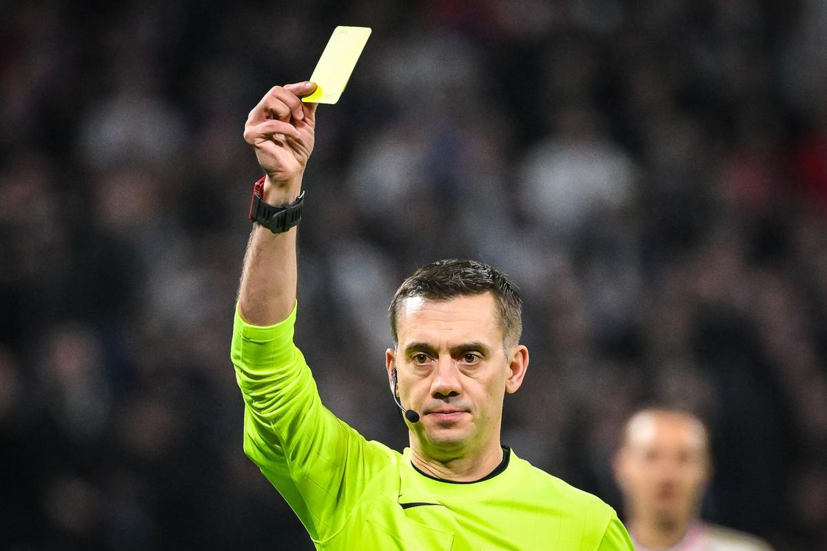 Referee Clement TURPIN gives a yellow card during the French championship Ligue 1 football match between Olympique Lyonnais (Lyon) and OGC Nice on February 16, 2024 at Groupama stadium in Decines-Charpieu near Lyon, France - Photo Matthieu Mirville / DPPI. 40024018