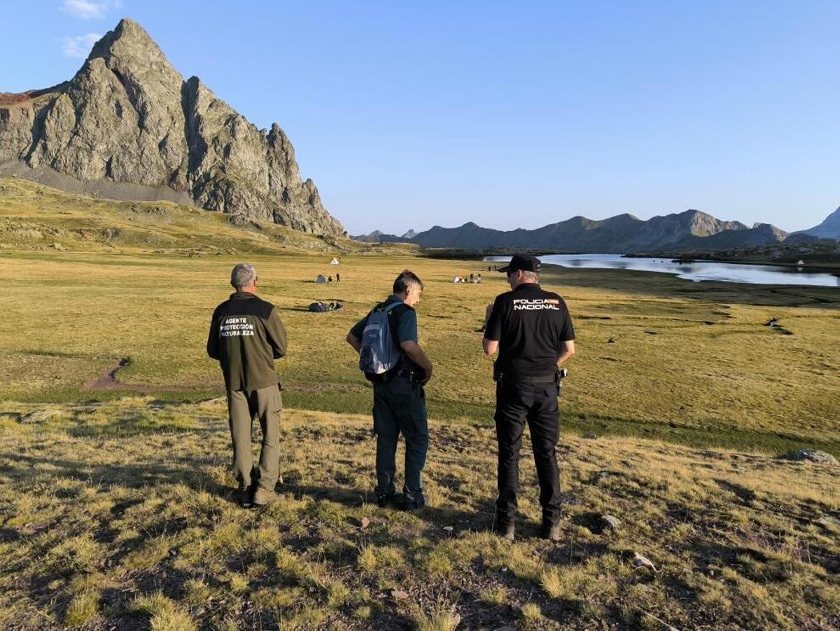 25/08/2025 Agentes para la Protección de la Naturaleza colaboran con la Guardia Civil y la Policía Nacional para controlar acampadas ilegales en el entorno del ibón de Anayet. SOCIEDAD GOBIERNO DE ARAGÓN