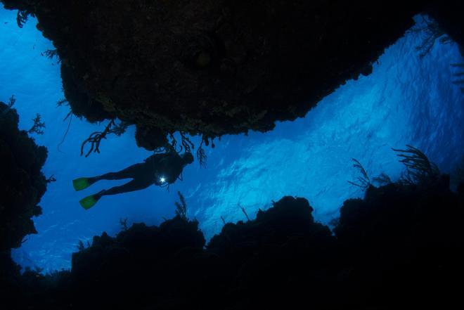 Buceando entre las entrechas paredes de una cueva