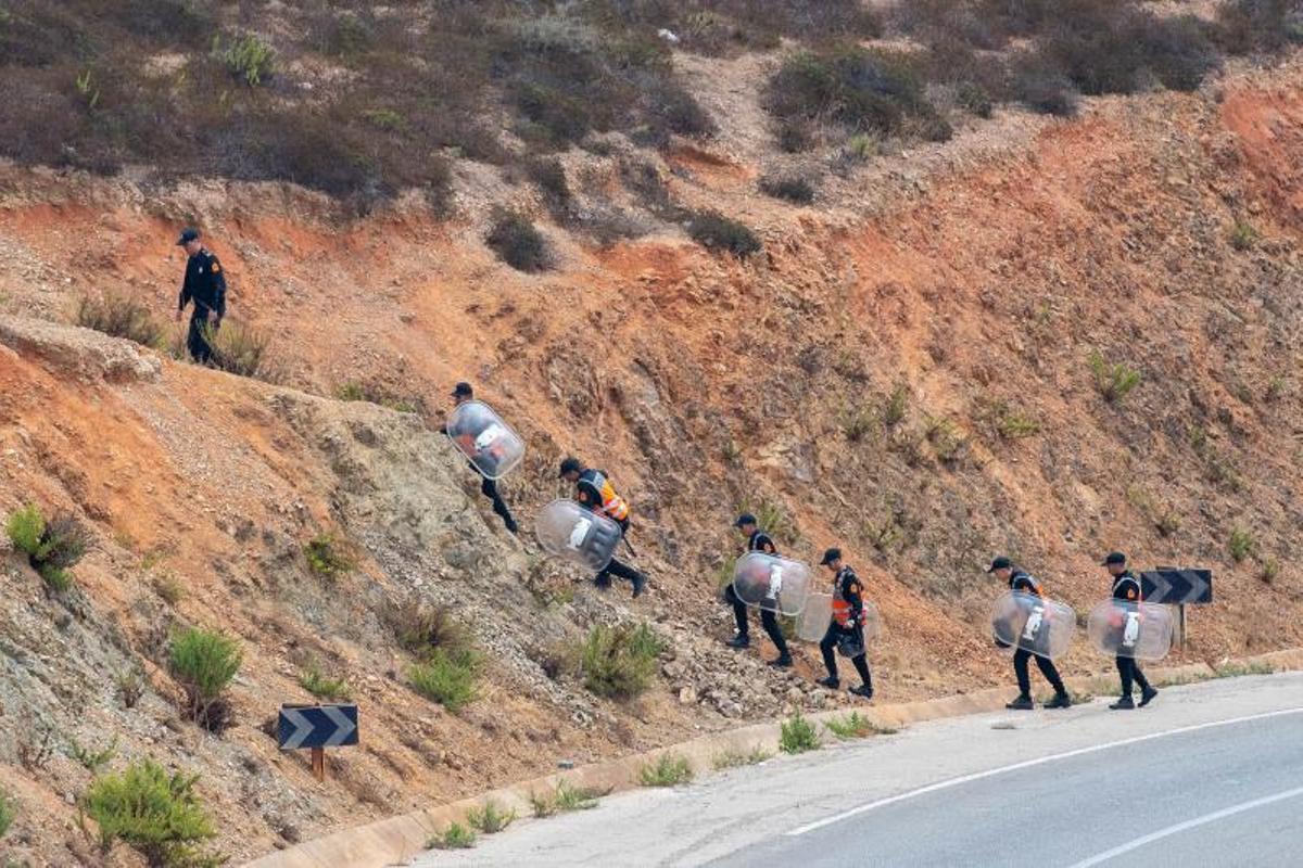 Antidisturbios marroquís toman posiciones en las cercanías de la frontera con Ceuta en la mañana dle 30 de septiembre.