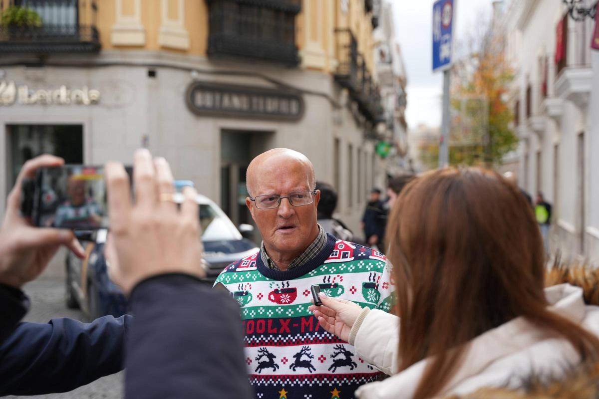 Fotogalería | Exterior del edificio de la Diputación de Badajoz, desalojado por un aviso de bomba