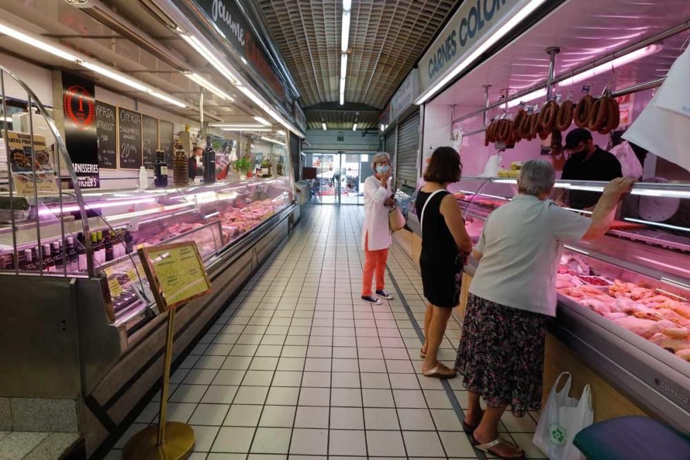 Cierre y cacerolada en el Mercat Nou en protesta por las restricciones