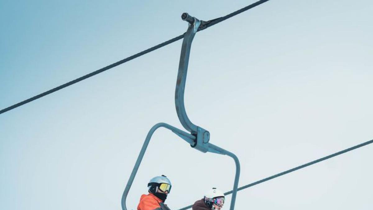 La mascarilla es obligatoria en el telesilla. | ARAMÓN