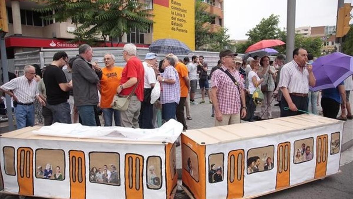 Protesta de vecinos de la Zona Franca ante la demora en la llegada del metro a la zona, en junio del 2015.