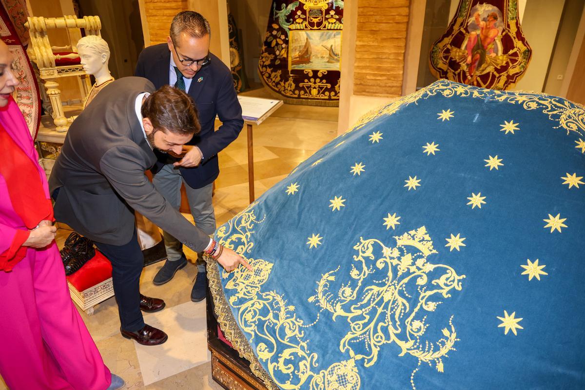 Nuevo manto de camarín para la Virgen de los Dolores.