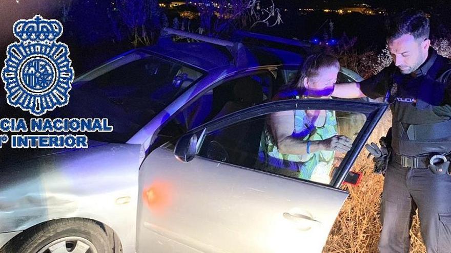 La Policía Nacional tuvo que rescatar a una mujer que se perdió con su coche.