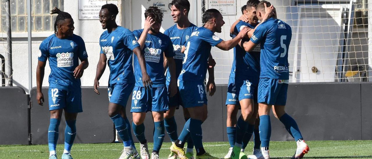 Christian, con el dorsal 28, en la celebración del último gol del Córdoba CF en Ceuta.