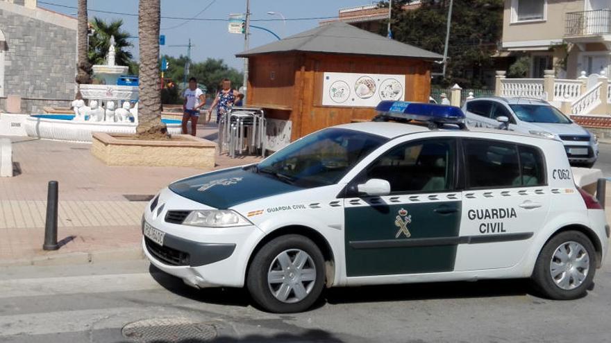 Un coche de la Guardia Civil, junto al quiósco de helados.