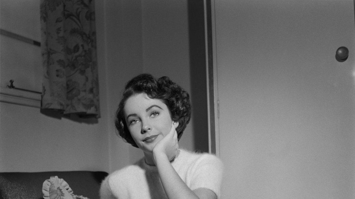 Liz Taylor, con varios libros en el regazo