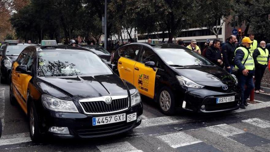 La huelga de taxis en Barcelona deja altercados con los VTC