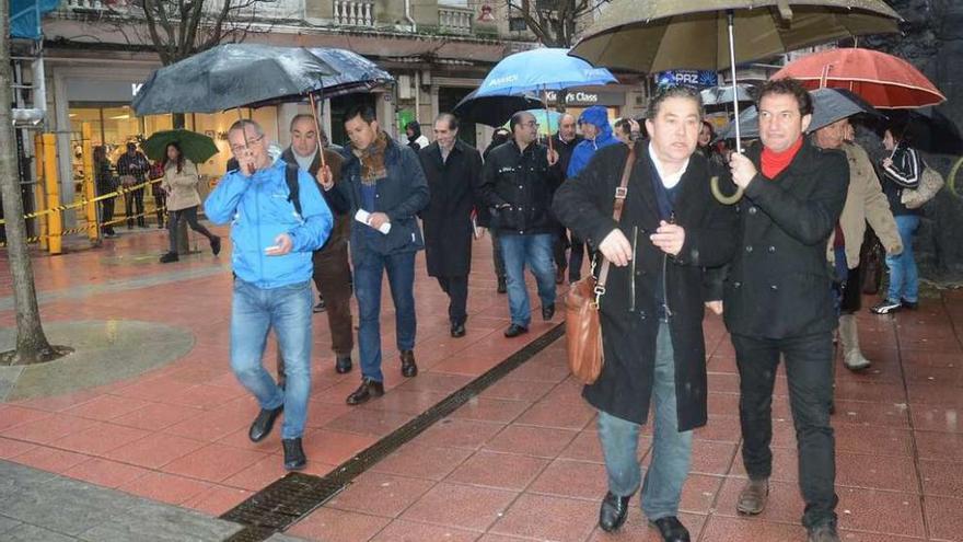 Lores y Jorge Duarte, ayer, al frente de la delegación que visitó la ciudad. // R. Vázquez