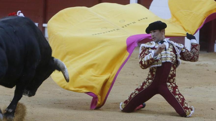 José María Manzanares regala un capote firmado para recaudar contra el virus