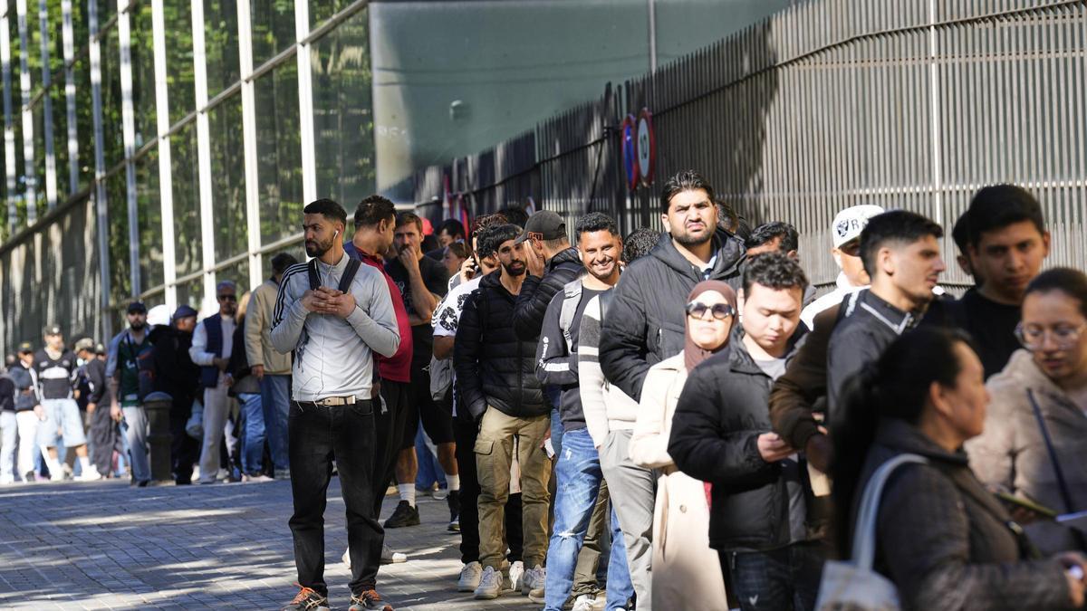 El paru baxa n’Asturies magar l’impactu de la regularización d’inmigrantes