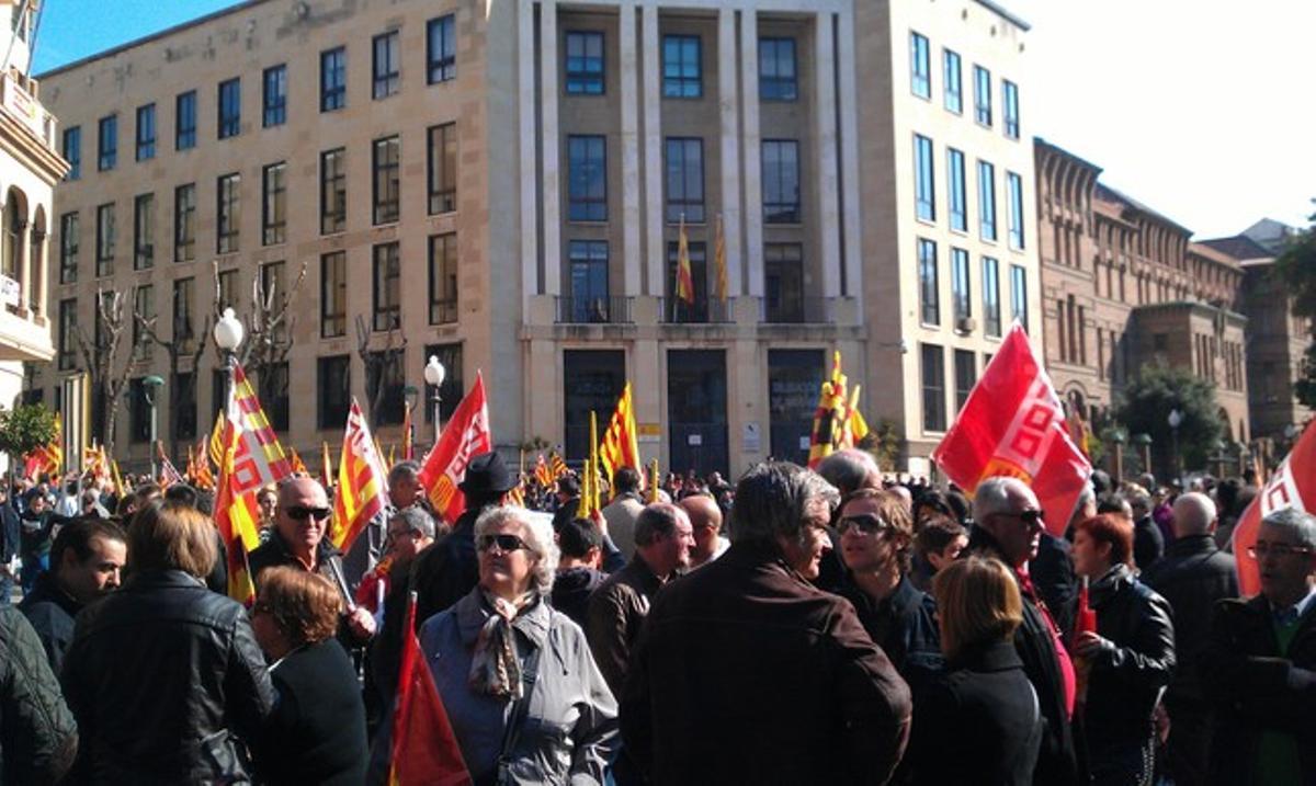 La manifestació de Tarragona es va omplir de banderes. FOTO: JUDITH ALBERICH