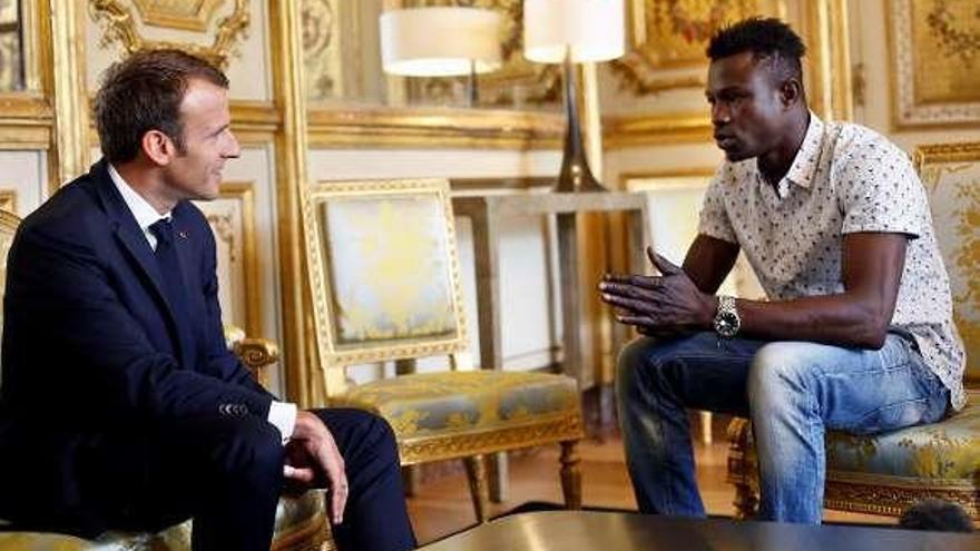 El presidente Macron y Mamoudou Gassama, en el Elíseo. // T. Camus