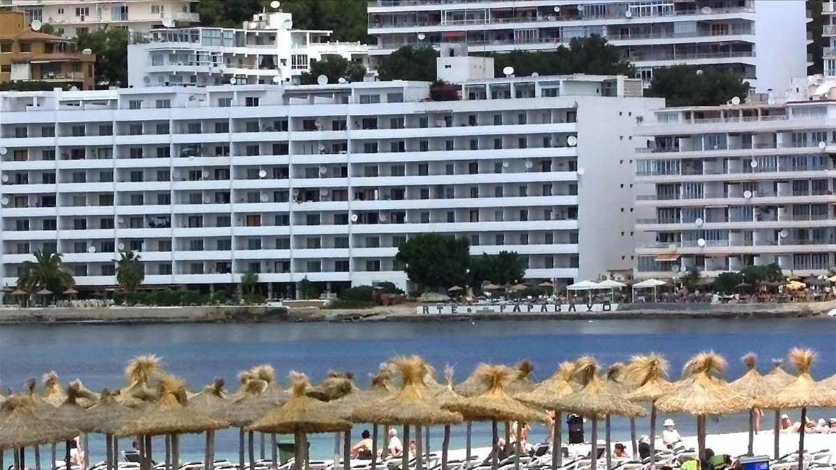 zentauroepp292084 ecotasa  tourists relax at mallorca s santa ponsa beach may 180710130247