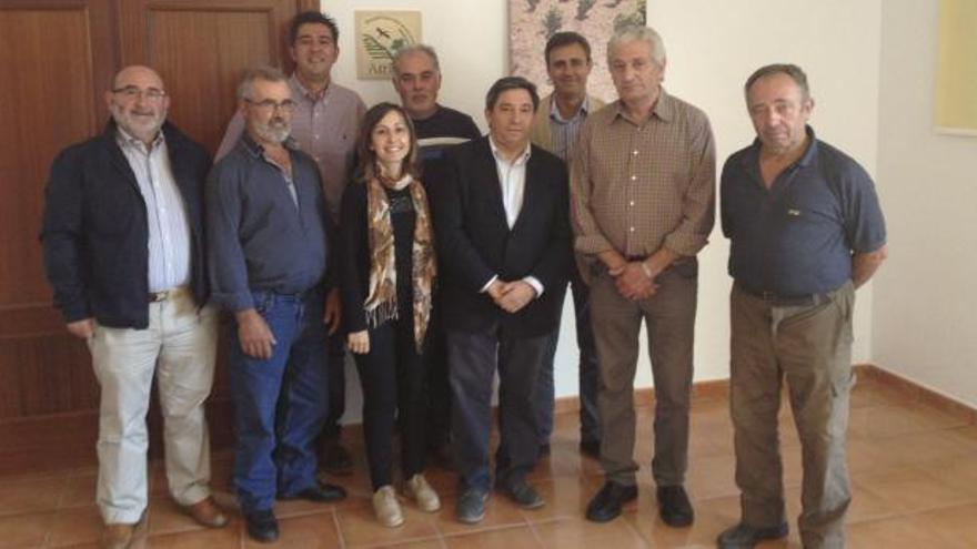 Juan Andrés Blanco (en el centro, con chaqueta) ayer en el Consejo Regulador de Arribes.