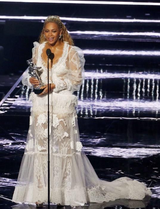 Beyoncé acepta el premio al vídeo del año.