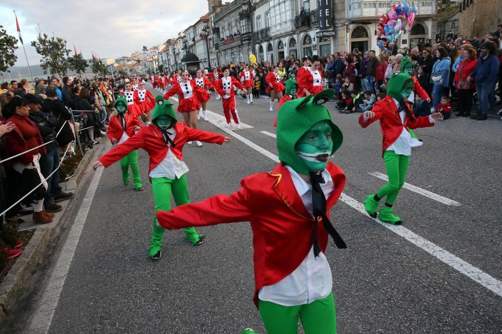 Quince comparsas participan en el desfile por las calles para despedir la fiesta.