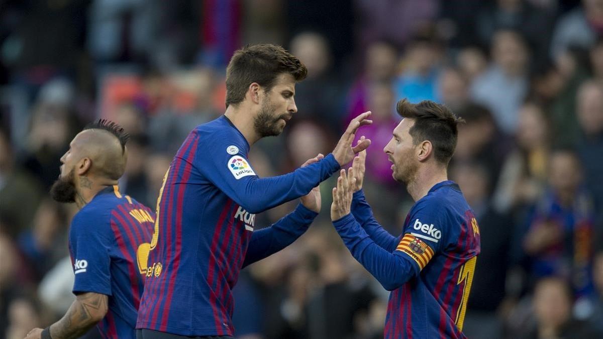 Messi es felicitado por Piqué tras el gol al Espanyol.