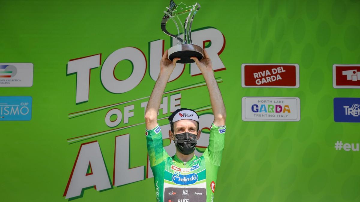 Simon Yates alza la copa de campeón del Tour de los Alpes