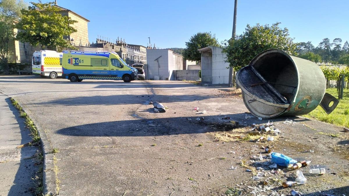 El vehículo acabó empotrado en la entrada del cementerio de Tremoedo.