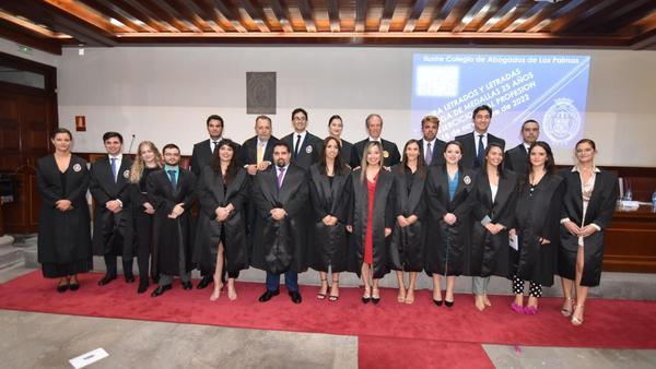 La nueva promoción de abogados presta juramento de su oficio ante el Colegio  de Las Palmas - La Provincia