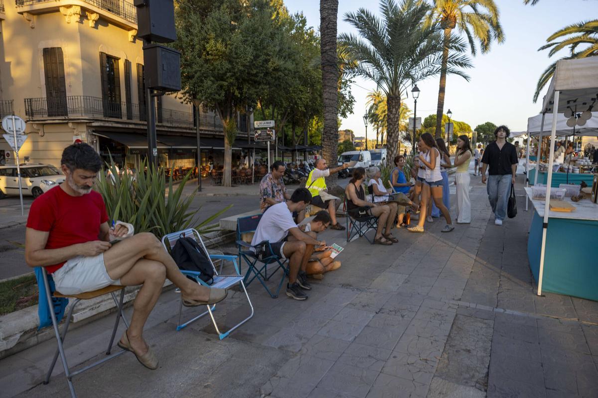 Centenares de personas participan en la cadena ‘a la fresca’ contra la masificación turística en Mallorca