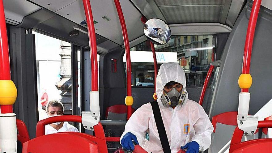 Demostración de la desinfección de un bus urbano.