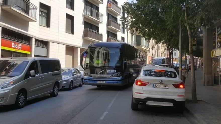 Dues imatges de cues provocades per autobusos que tenien dificultats per passar per la Muralla de Sant Francesc