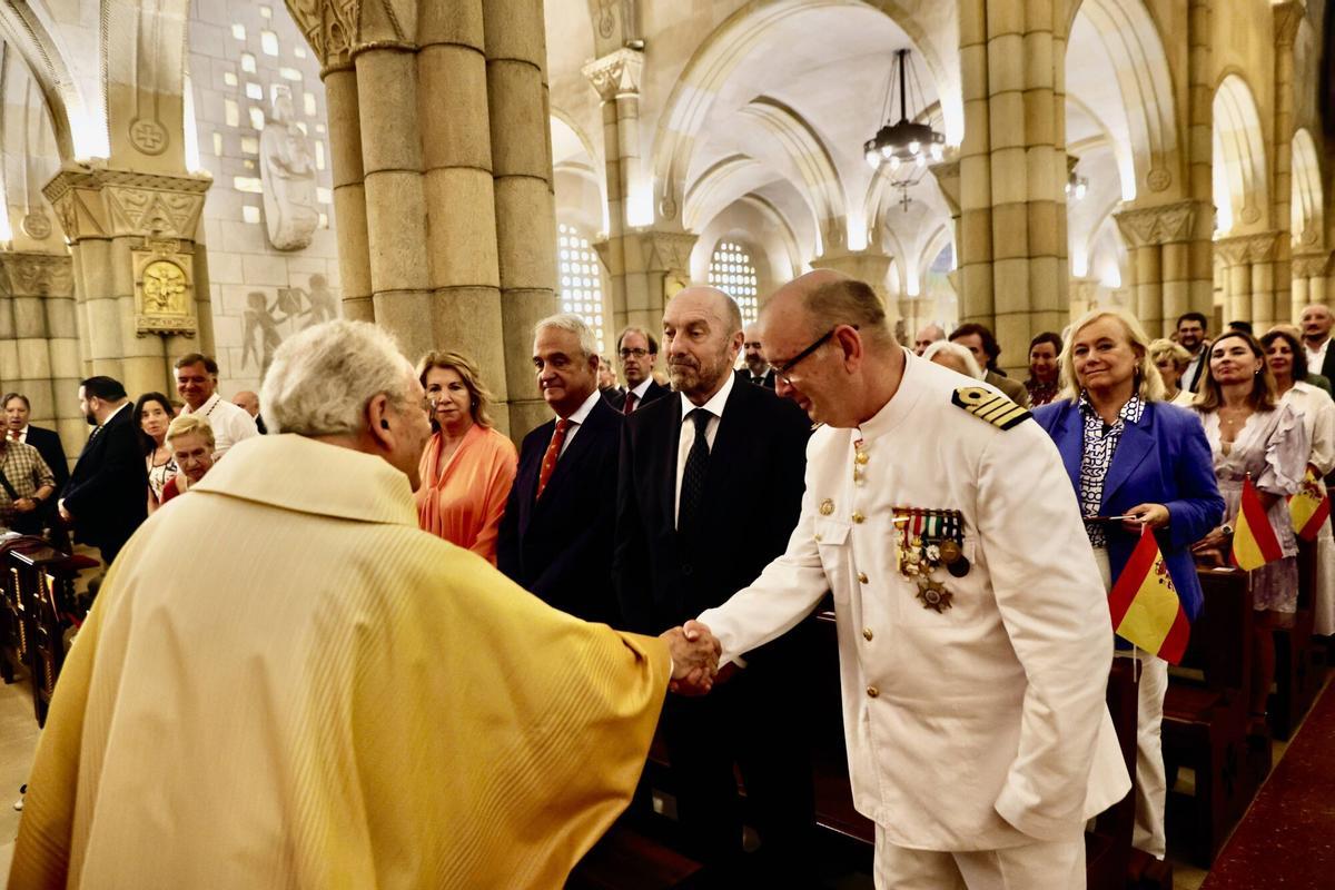 Alcaldesa, Carmen Moriyón, y el concejal de Relaciones Institucionales y Juventud, Jorge González-Palacios, asisten a la ofrenda floral a la Virgen del Carmen, patrona de La Armada.