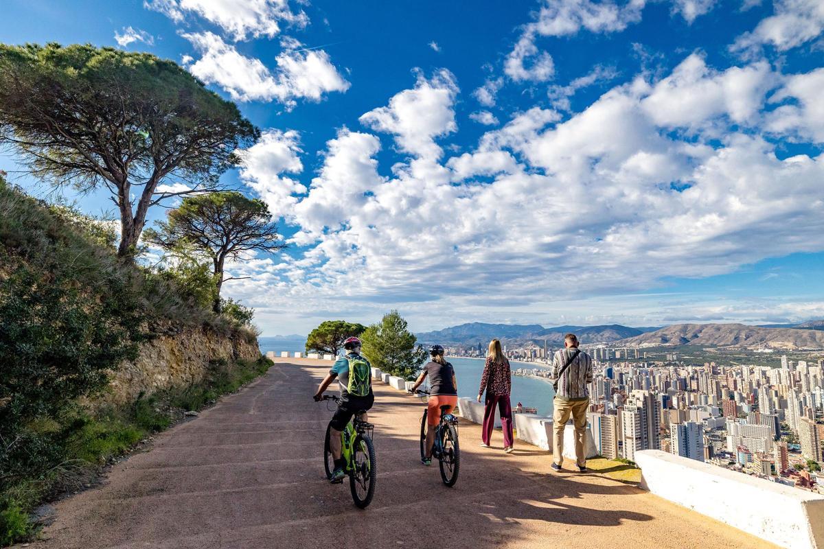 Turistas en la subida a la Cruz de Benidorm.