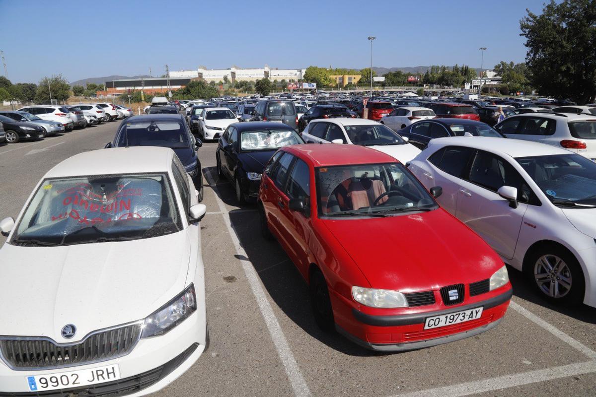 Coches estacionados en el hospital Reina Sofía.