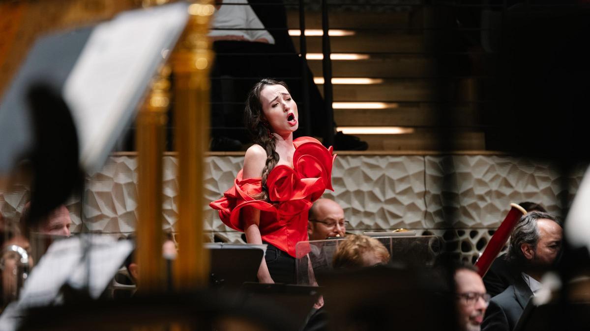 La mezzosoprano Fleur Barron durnte su interpretación de 'Cinco canciones negras' de Montsalvatge en Hamburgo.