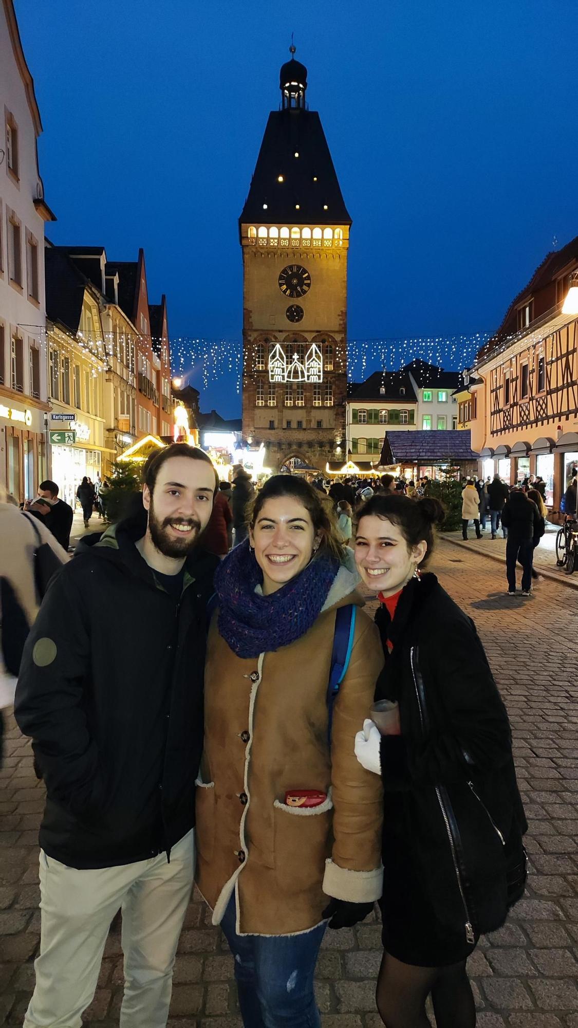 Los tres compañeros, en un Mercado de Navidad, en Darmstadt.