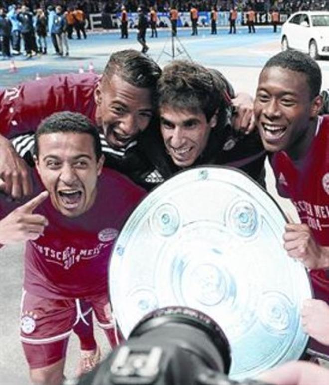 Thiago, Boateng, Javi Martínez, Alaba y Götze celebran la Bundesliga en Berlín.