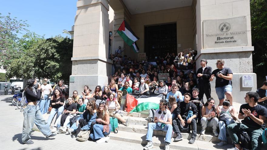 Los estudiantes propalestina saltan la valla de la facultad de Filosofía y se manifiestan en el rectorado