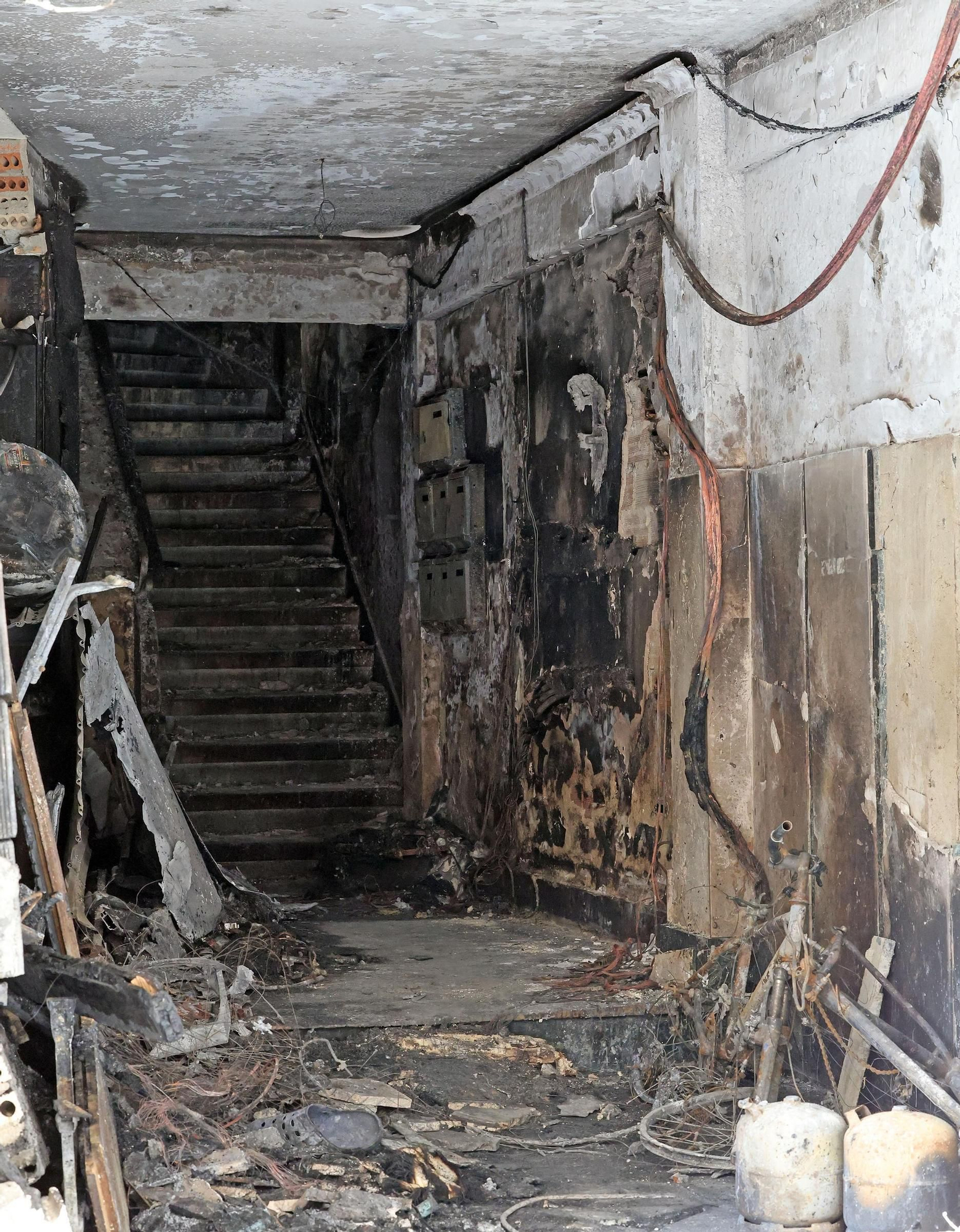 Los vecinos vuelven al edificio incendiado en Vigo a por sus pertenencias