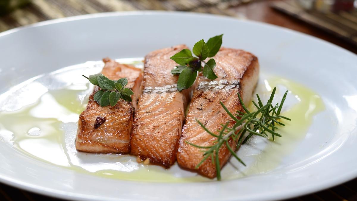 El salmón es una deliciosa fuente de proteínas.