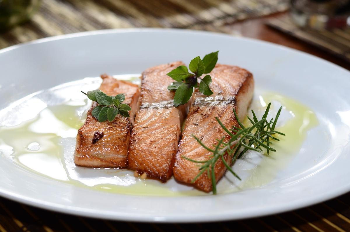 El salmón es una deliciosa fuente de proteínas.