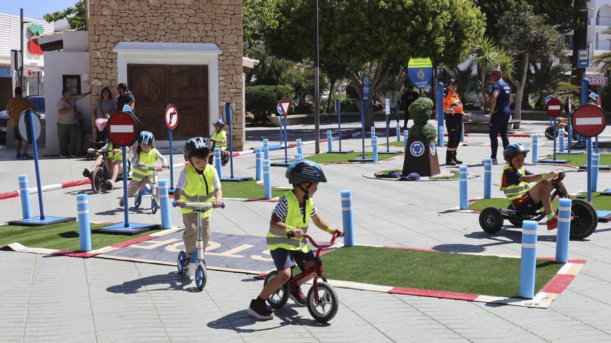 Casco, chaleco y diversión para aprender educación vial | J. A. RIERA