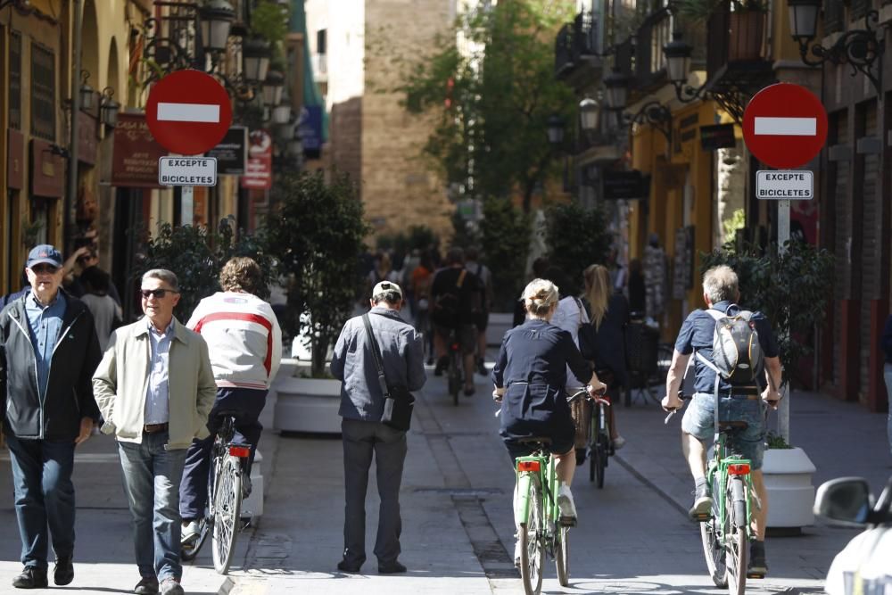 Bicis y peatones toman la calle Serranos.