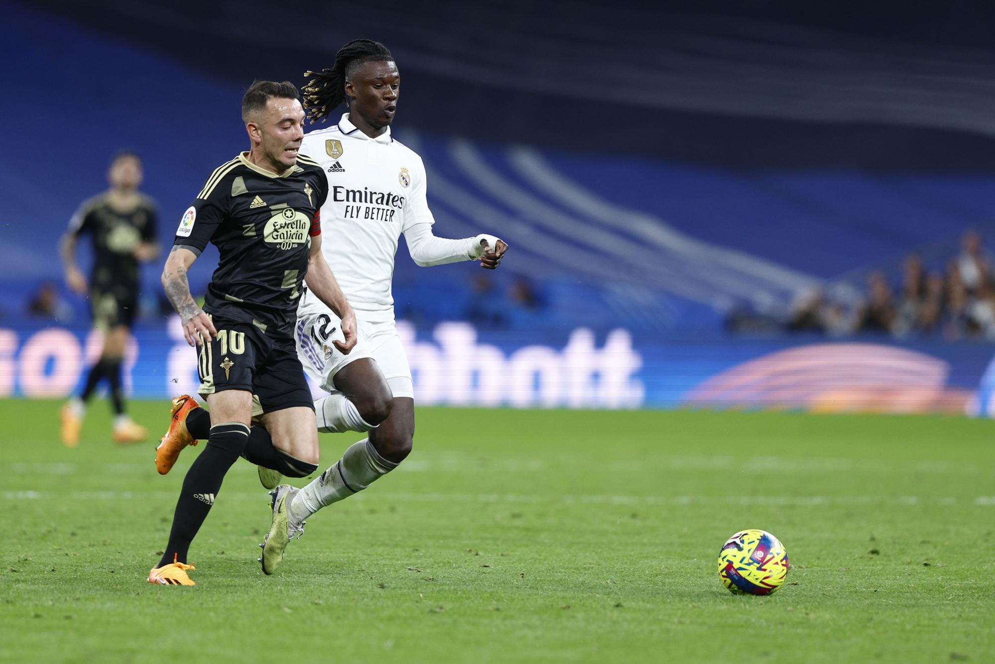 Eduardo Camavinga, jugador del Real Madrid, frena a Iago Aspas en una jugada en el Bernabéu.