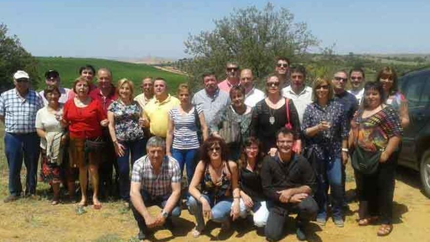 Los sanabreses tras la visita a las bodegas.