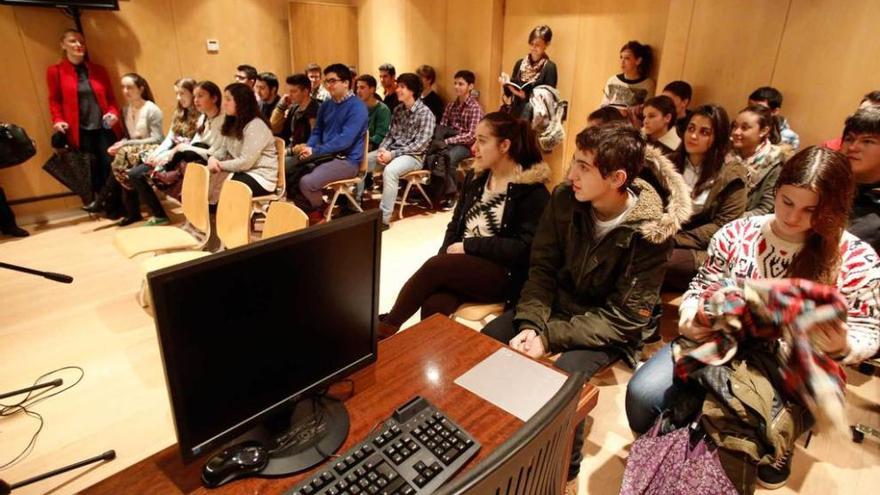 Los alumnos del San Fernando, ayer, en la sala de vistas número 4.