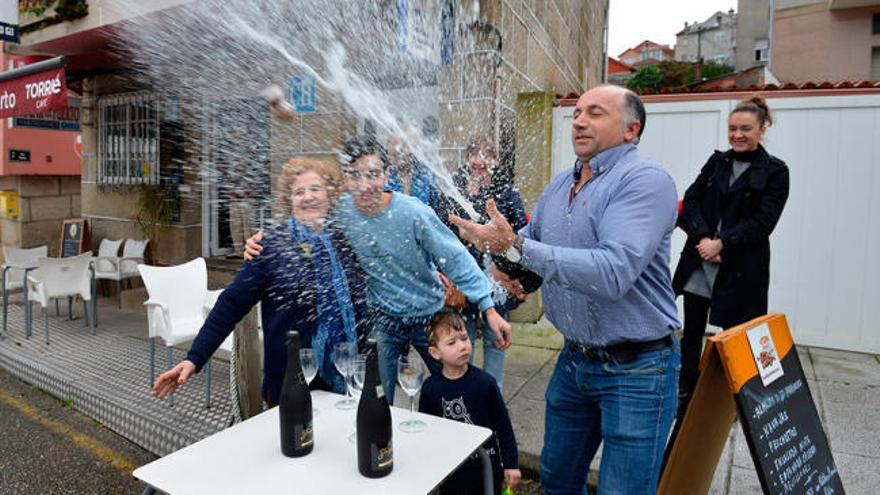 Lotería de Navidad 2018 en Galicia | 'El Gordo' sonríe a Combarro con un décimo