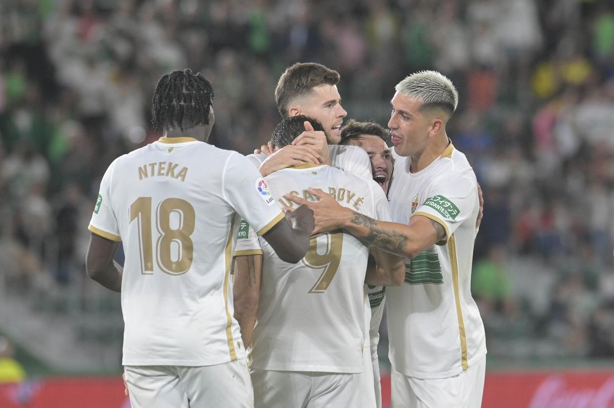 Boyé recibe las felicitaciones de sus compañeros tras marcar el gol del empate frente al Cádiz