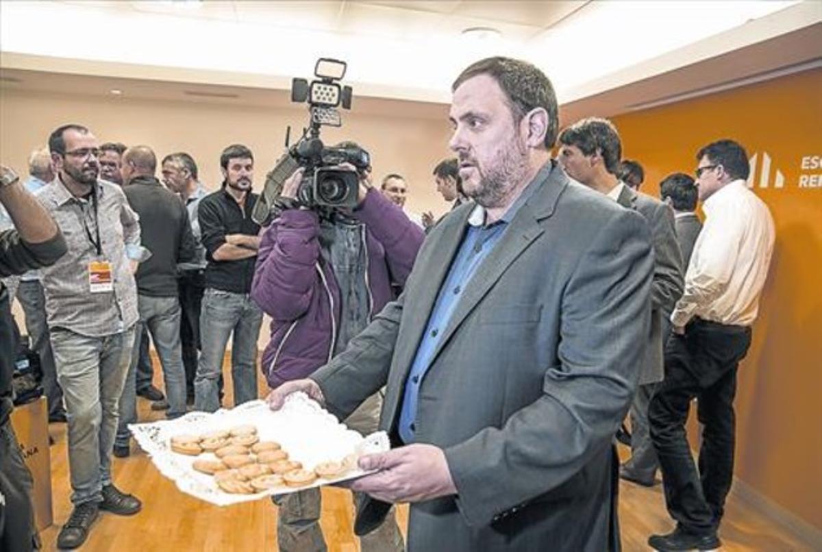 Junqueras, en la celebració d’ERC dels resultats del9-N, ahir a BCN. Junqueras, en la celebració d’ERC dels resultats del9-N, ahir a BCN.