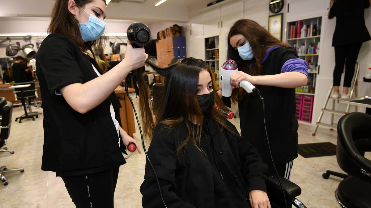 Alumnas del ciclo medio de peluquería en el IES Frei Martín Sarmiento.